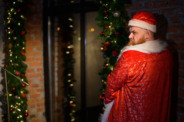 Vtipná představa muže v obleku Santa Clause, jak močí. Pohled zezadu Bad Santa Claus močí v pokoji. vulgární humor — Stock fotografie
