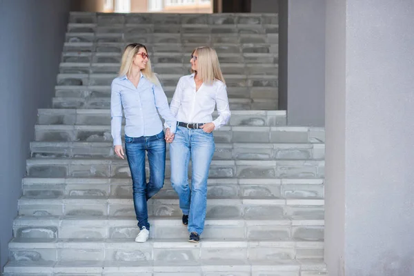 Milující dcera chodí se starší mámou a jde na salát. Šťastný Den matek. Rodina tráví čas spolu.. — Stock fotografie