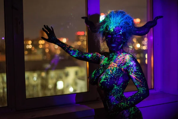 Kvinna i flerfärgade droppar av ultraviolett färg med Neon String Lights. Lysande kroppskonst. Uv färger på flickornas kropp. — Stockfoto