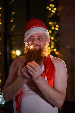 Noel Baba tatilde ışıldıyor. Noel Baba şapkalı kızıl sakallı bir adam yeni yılı kutluyor. Mutlu yıllar ve Noel.