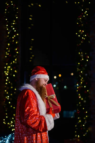 Поганий Санта Клаус на тлі різдвяних прикрас. Людина в костюмі Санта Клауса після Нового Року корпорацій. — стокове фото