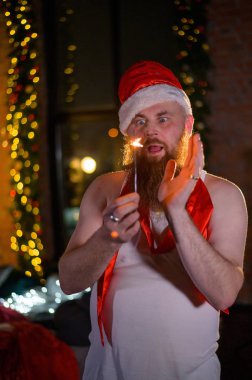 Noel Baba tatilde ışıldıyor. Noel Baba şapkalı kızıl sakallı bir adam yeni yılı kutluyor. Mutlu yıllar ve Noel.