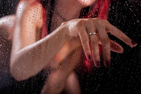 The red-haired naked woman in the shower runs her finger on the misted glass. Beautiful girl without clothes. — Stockfoto