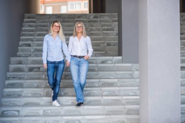 Sevgi dolu bir kız kıdemli bir anneyle yürüyor ve salatanın içine giriyor. Anneler Günün kutlu olsun. Aile birlikte vakit geçirir..