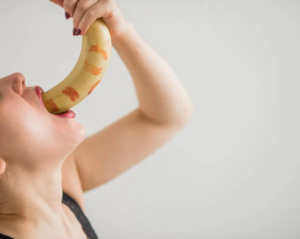欧洲的成年女孩在性方面舔和吸一个大香蕉。 关于口交的幻想。 面对特写. — 图库照片