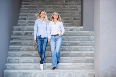 Sevgi dolu bir kız kıdemli bir anneyle yürüyor ve salatanın içine giriyor. Anneler Günün kutlu olsun. Aile birlikte vakit geçirir..