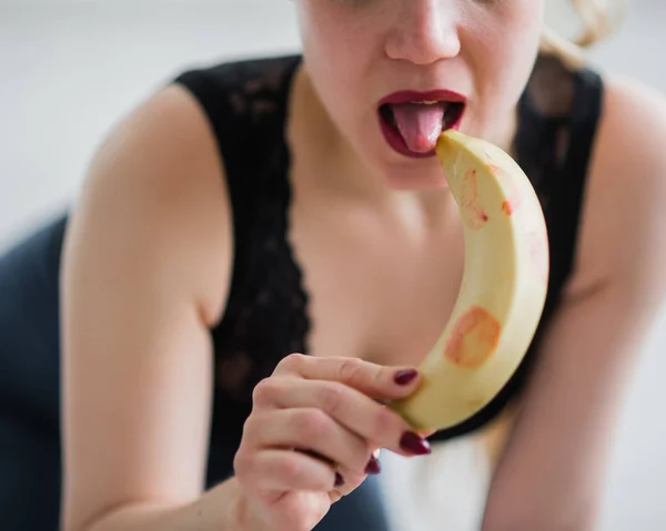 Взрослая европейская девушка сексуально лижет и сосет большой банан. Фантазии об оральном сексе. Лицо крупный план . — стоковое фото