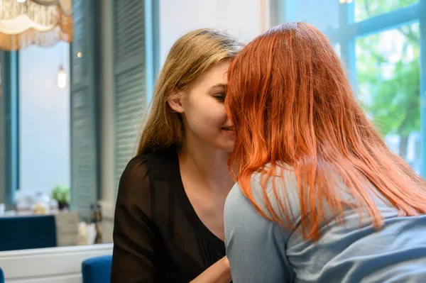 Не традиційна пара. Дві жінки ніжно цілуються в кафе. Лесбійські стосунки. Lgbt спільноти. — стокове фото