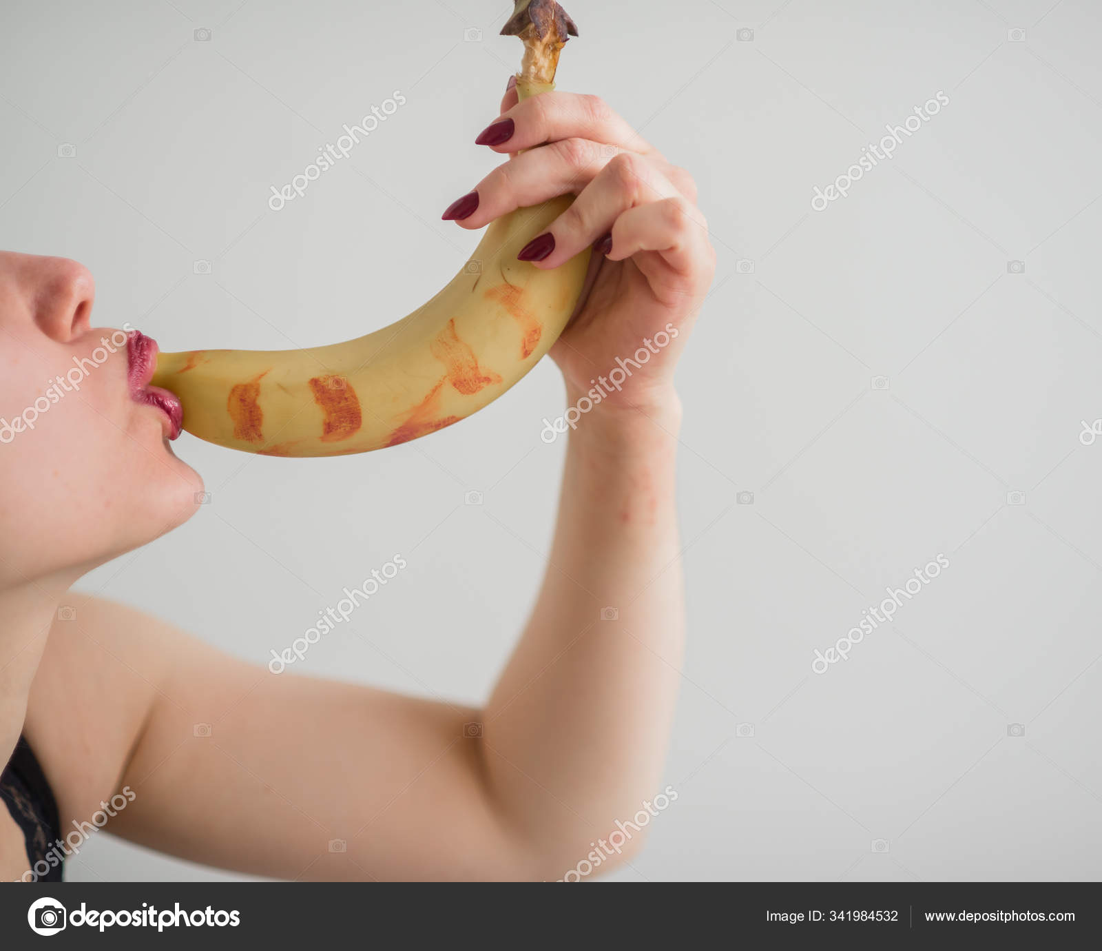 Adult European girl sexually licks and sucks a big banana. Fantasies about oral  sex. Face close-up. — Stock Photo © inside-studio #341984532