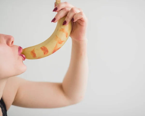Взрослая европейская девушка сексуально лижет и сосет большой банан. Фантазии об оральном сексе. Лицо крупный план . — стоковое фото