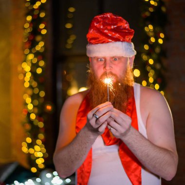 Noel Baba 'nın pırıltıları. Noel Baba şapkalı kızıl sakallı bir adam kadınları taklit eder..