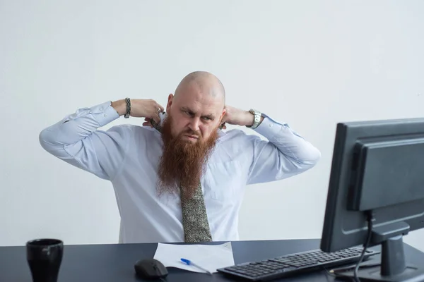 Problem för kontorsarbetaren. En skallig man i vit skjorta sitter vid ett skrivbord med en dator och är stressad på grund av fel. Nervsammanbrott. — Stockfoto