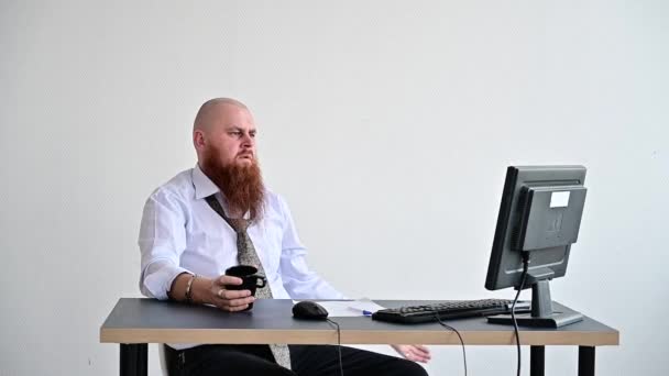 У бородатого человека нервный срыв на работе. Менеджер психует и разбивает кружку на мониторе. . — стоковое видео