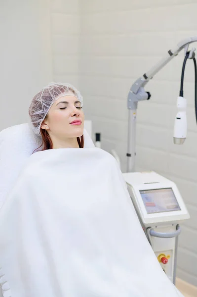 Middle-aged woman in the office of a beautician. A girl at a dermatologists rejuvenation procedures. — Stock Photo, Image