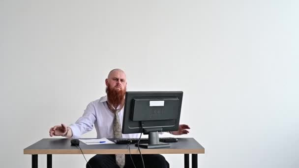 Zestresowany szalony biznesmen rozwalający komputer w biurze używając pomysłu na problem z siekierą. Facet ma problemy w pracy i frustrację.. — Wideo stockowe