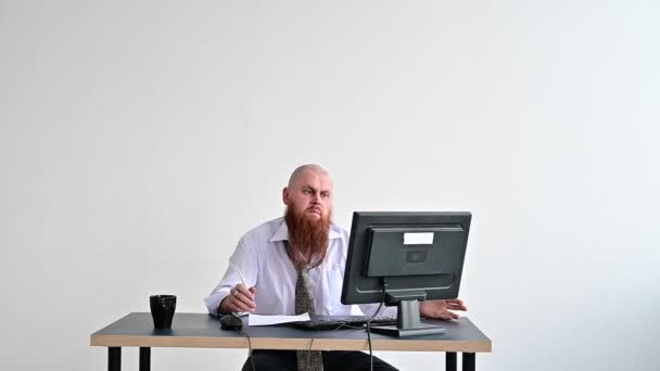 Boze zakenman breekt een toetsenbord op zijn monitor in het kantoor. De man heeft problemen op het werk. De manager flipt en breekt de computer. — Stockvideo