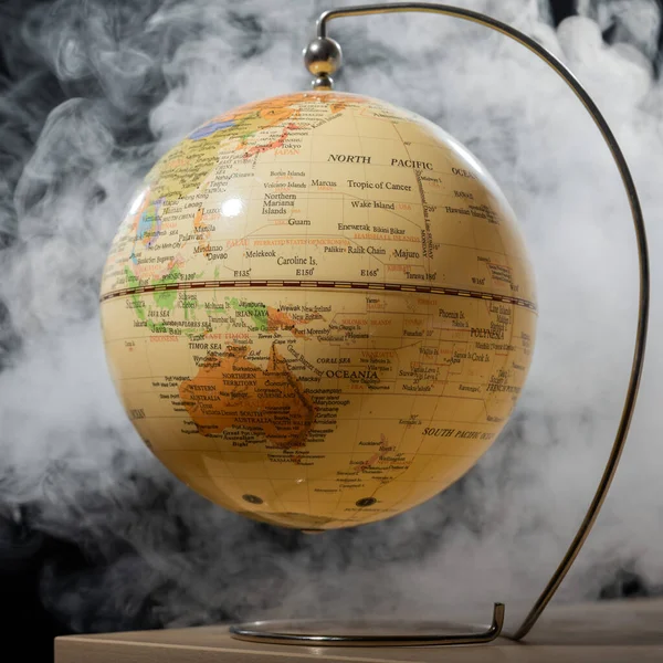 화이트 스모킹 - 전 세계를 배경으로 한다. 연기가 피어올라 있는 지 면은 오염 된 대기와 환경 을묘사 한다. — 스톡 사진