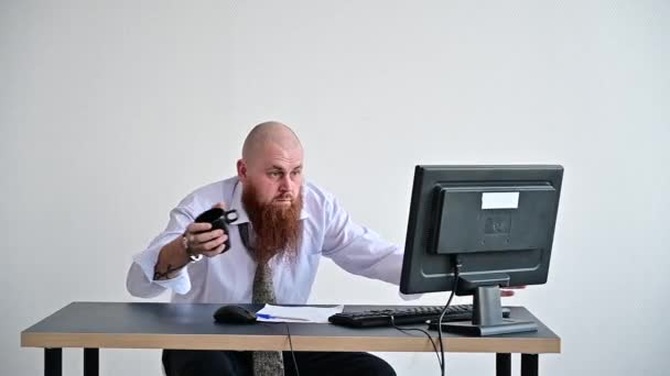 Gestresster verrückter Geschäftsmann, der im Büro einen Becher auf seinem Computer zerbricht. Der Mann hat Probleme bei der Arbeit und Frustration. — Stockvideo