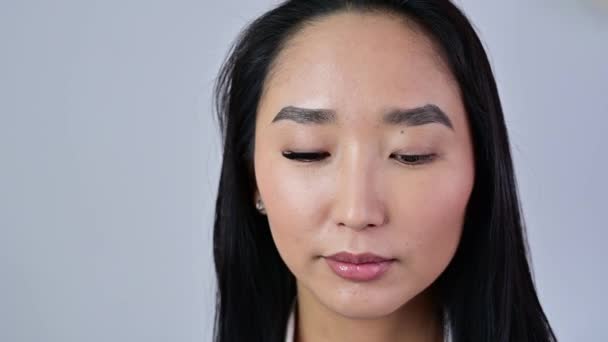 長いまつ毛のアジア人が彼女の目を開きます。その後、一眼二つのボリュームを持つ人工まつ毛. — ストック動画