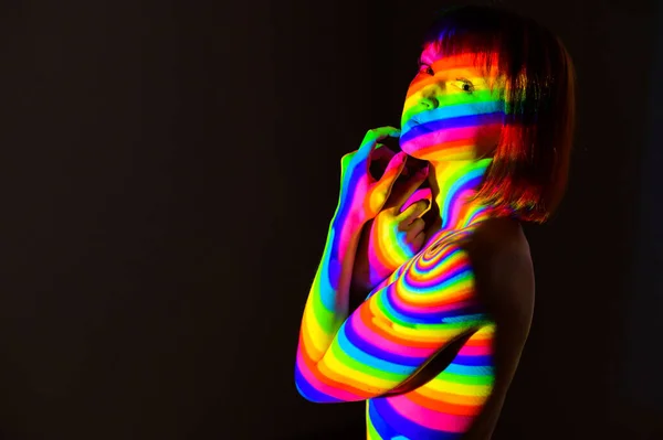 Retrato de uma bela mulher nua em raios coloridos de um projetor. Riscas de luz e sombra na pele de uma mulher ruiva . — Fotografia de Stock