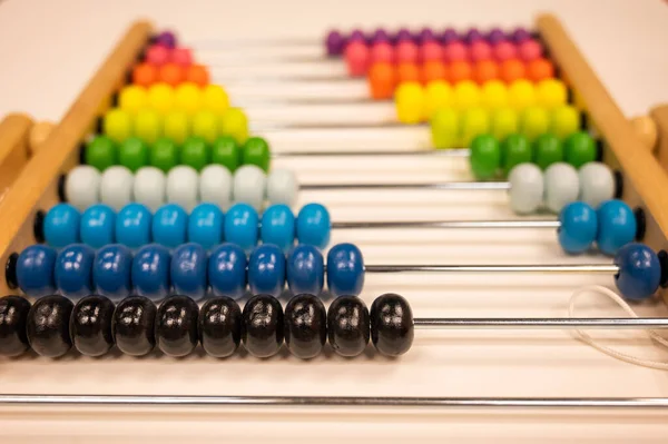 Φωτεινό χρωματιστό άβακα χεριών. Παιδικό ξύλινο παιχνίδι για τη μελέτη της αριθμητικής. — Φωτογραφία Αρχείου
