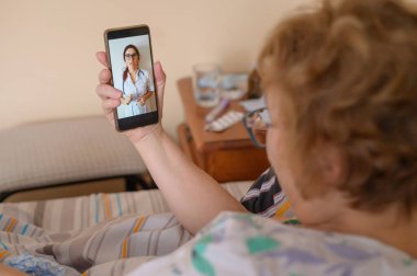 Yaşlı bir kadın koronavirüs hastası. Viral solunum hastalığı olan bir kadın karantinaya alınıyor ve internetten bir doktora danışıyor..