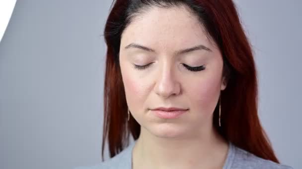 Retrato de una mujer en el procedimiento de extensión de pestañas. Antes después de aumentar el volumen de las pestañas. La chica abre los ojos con un ojo pintado . — Vídeos de Stock