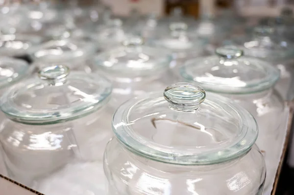 Un gruppo di lattine vuote con un coperchio. Righe di contenitori in vetro in un negozio. Primo piano. — Foto Stock