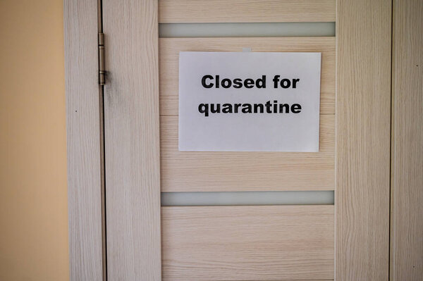 Надпись на двери закрыта на карантин. Эпидемия коронавируса. Пандемия XXI века
.