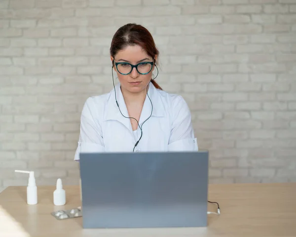 Lékařka vede online konzultaci. Vzdálená recepce u terapeuta v karanténě. Zdravotnice doporučuje pacientce živé léky. Izolace. — Stock fotografie