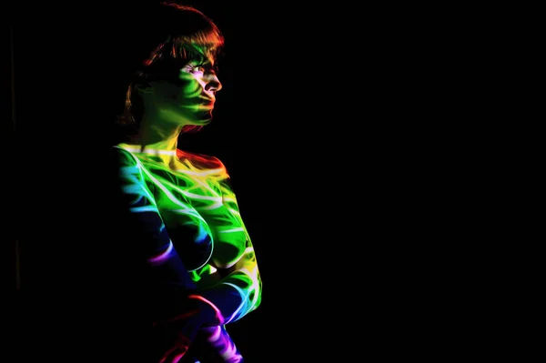 Portrait of a beautiful naked woman in colored beams of a projector. Streaks of light and shadow on the skin of a red-haired woman. — Stock Photo, Image