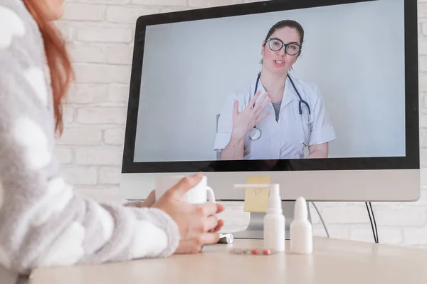 Žena s respiračním onemocněním je v karanténě a mluví s GP na webkameře. Lékař pro online konzultaci pro nemocného pacienta. — Stock fotografie