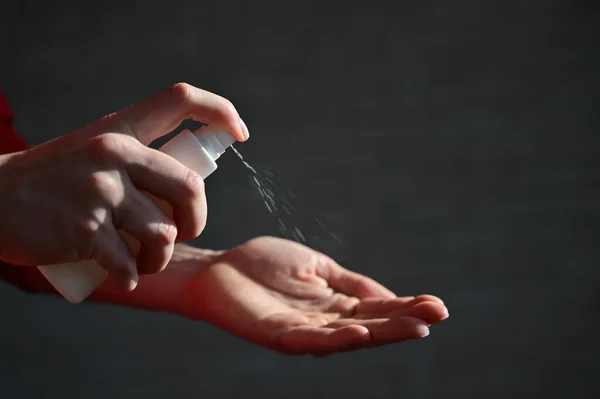 Kvinnliga händer applicera alkohol antibakteriell spray för att förhindra spridning av bakterier och virus. Personlig hygien koncept under perioden av luftvägssjukdom epidemi. — Stockfoto