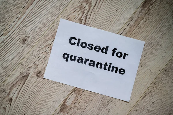 A note on the door. Quarantined. Coronavirus epidemic. Pandemic of the 21st century. — Stock Photo, Image