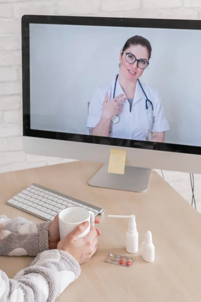 Жінка з респіраторною хворобою знаходиться на лікарні і дивиться на лікаря комп'ютерної відео-консультації. Терапевт забезпечує пряме охоплення для пацієнтів. Медсестра дає поради онлайн . — стокове фото