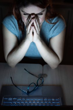 Kadınlar fazla mesai yapar. Geceleri karanlıkta dizüstü bilgisayarda ders çalışan bir öğrenci. Kız iş yerindeki sorunlar için endişeleniyor ve ellerini yüzüne koyuyor..