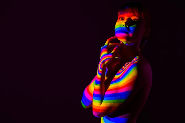 Retrato de una hermosa mujer desnuda en vigas de colores de un proyector. Rayas de luz y sombra en la piel de una mujer pelirroja . —  Fotos de Stock