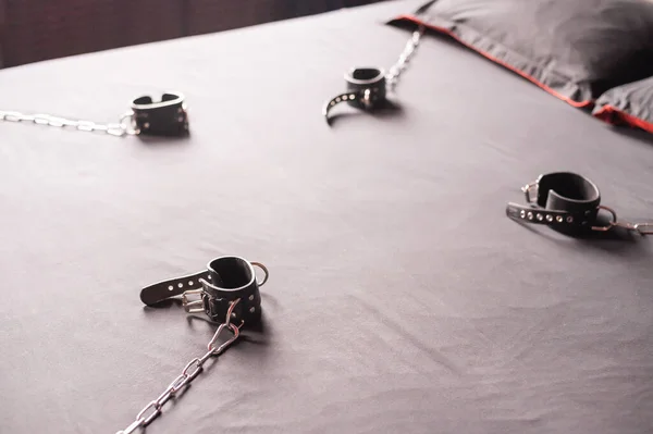 BDSM Leather handbojor för rollspel på ett grått ark. Bondage för köttsliga nöjen. Dominerande och inlämnande. — Stockfoto