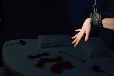 Rol yapma oyunları sırasında DDSM kadın elleri deri kelepçeli. Bedensel zevkler için Fetters 'da tanınmayan bir kadın. Hakimiyet ve teslimiyet.
