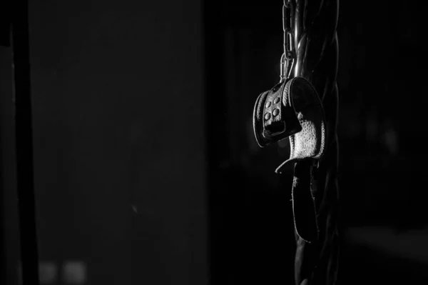 BDSM Leather handbojor för rollspel på en svart bakgrund. Bondage för köttsliga nöjen. Dominerande och inlämnande. — Stockfoto