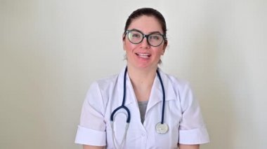 Klinikte sohbet eden genç bir doktorun portresi. Uzman hekim çevrimiçi danışmanlık yapıyor..