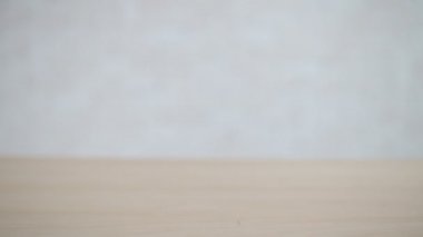 Eldivenli eller masada ilaç dolu mini bir alışveriş arabası taşır. İksirler burun için sprey ve haplar tramvayda. Eczacılık..