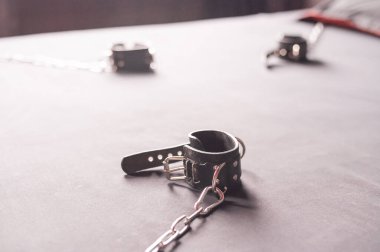 Gri bir kağıtta rol yapma oyunları için BDSM deri kelepçeler. Cinsel zevkler için kölelik. Hakimiyet ve teslimiyet.