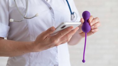 Tanınmayan jinekolog kadın sağlığını korumak için kegel simülatörü öneriyor. Doktor vibratörü akıllı telefonla senkronize ediyor. Pelvik zemin kasları için aygıt.