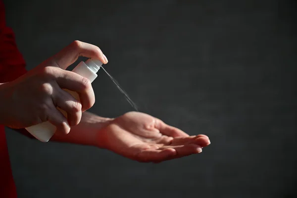 Kvinnliga händer applicera alkohol antibakteriell spray för att förhindra spridning av bakterier och virus. Personlig hygien koncept under perioden av luftvägssjukdom epidemi. — Stockfoto