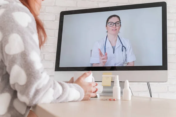 Μια γυναίκα με αναπνευστική νόσο είναι σε καραντίνα και μιλάει με έναν γιατρό σε μια κάμερα. Ένας γιατρός για μια online διαβούλευση για έναν άρρωστο ασθενή. — Φωτογραφία Αρχείου