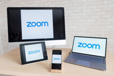Tüm mobil cihazların ekranında logo var. Zoom, uzaktan iletişim için çevrimiçi bir platformdur. Video konferansı için bilgisayarlı telefon tableti ve dizüstü bilgisayarda uygulama.