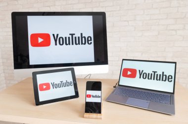 Tüm mobil cihazların ekranında logo var. YouTube popüler bir çevrimiçi video sunucu hizmetidir. Uygulama video günlüğünü görüntülemek için bir bilgisayar akıllı telefon tableti ve dizüstü bilgisayarı tarafından desteklenmektedir.