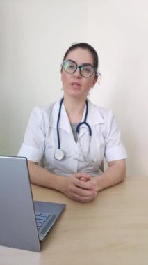 Tatmin olmamış bir doktor klinikteki bir hastaya küfrediyor. Doktor çok kızgın..