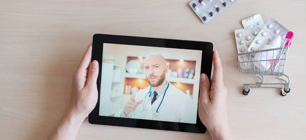 A beteg kommunikál a férfi orvos keresztül video chat egy digitális tabletta. Egy gyógyszerésznek van egy videó blogja a drogokról és a gyógyszerekről. A nő az online konzultáción egy orvossal.. — Stock Fotó